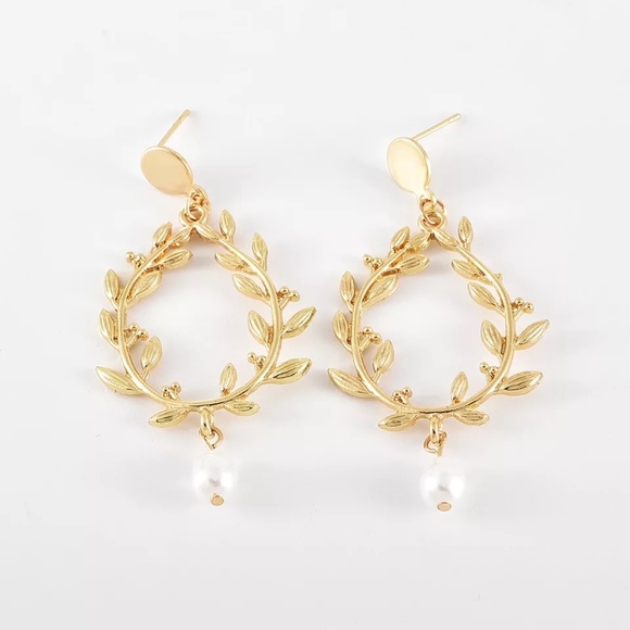 Floral Wreath Freshwater Pearl Gold Hoop Earrings - Picture 4 of 6